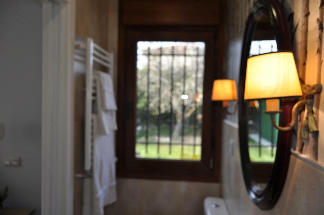 El Jardin De Manuela Vila Santibanez del Val Exterior foto